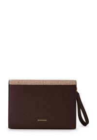 Clutch in pelle marrone con parte superiore testurizzata beige, dotata di chiusura con zip e tracolla. Logo dorato del marchio sul davanti.