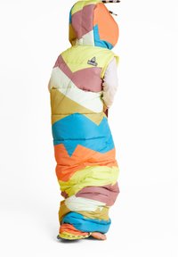 Färgglad puffer-sovsäck med geometriska mönster i orange, blått, gult och rosa. Har en huva och strukturerad tyg.