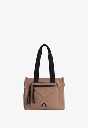 Bolso tote marrón con asas negras y un bolsillo delantero con cremallera que presenta tiradores de cremallera negros y un pequeño logo triangular.