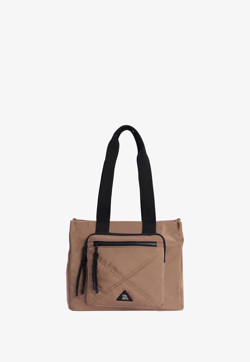 Bolso tote marrón con asas negras y un bolsillo delantero con cremallera que presenta tiradores de cremallera negros y un pequeño logo triangular.