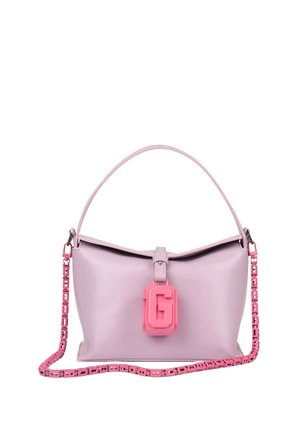 Bolso lavanda con asa curvada, correa de cadena geométrica rosa y un gran colgante "G" rosa en la parte delantera.