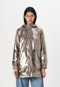 Metalen capuchonjack met een ritssluiting aan de voorkant, elastische manchetten en zijzakken, met een glanzende, gladde textuur in zilver.