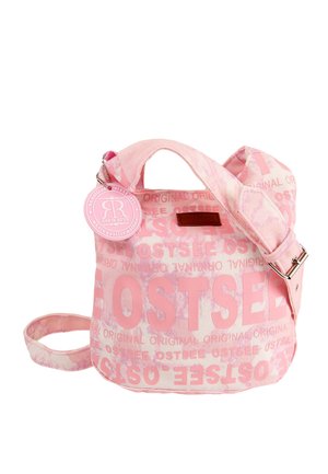 Roze canvas tas met "OSTSEE" in grote letters gedrukt, voorzien van een handvat aan de bovenkant, een verstelbare schouderband en een rond label met logo.