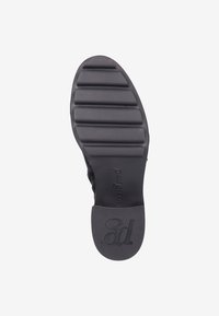 Suela de zapato negra con estrías horizontales en la parte frontal, texto "pad green" en el medio y logo "pg" en el talón.
