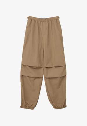Beige, lässige Hose mit elastischem Bund und gerafften Bündchen, ausgestattet mit zwei großen, vorderen Taschen mit Klappen und einem glatten, leichten Stoff.