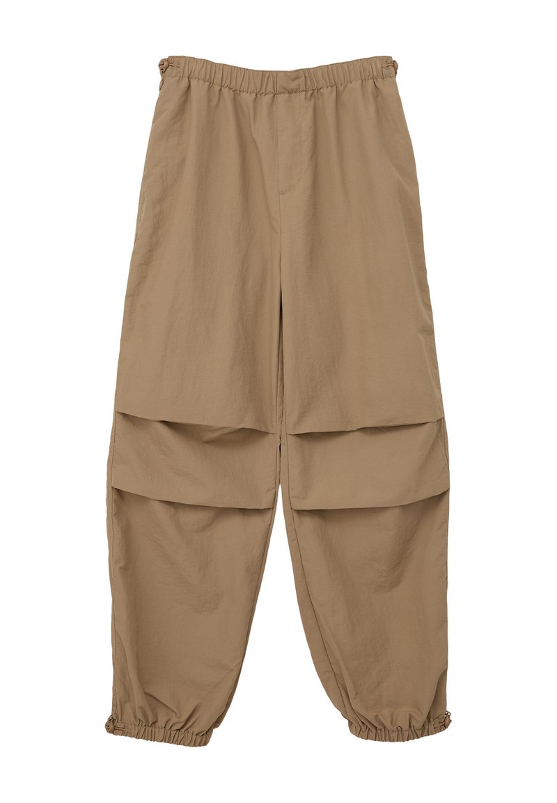 Beige, losse broek met een elastische tailleband en verzamelde boorden, met twee grote, voorste flapzakken en een gladde, lichte stof.