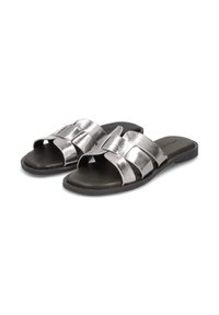 Zilveren metallic slide-sandalen met twee brede banden en een vlakke zwarte zool. De banden hebben een gestructureerde afwerking en een open teenontwerp.