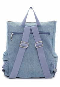 Blå denimryggsäck med justerbara remmar, ett handtag på toppen och en dragkedjeförsedd bakficka. Slät textur med sydda detaljer och fyrkantig form.