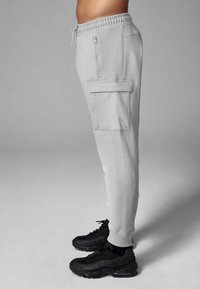 Next  REGULAR FIT szary
