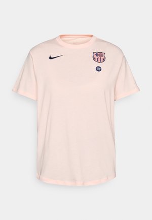 Lys rosa t-skjorte laget av bomull med rund hals, korte ermer, med et marineblått Nike-logo og Barcelona klubbmerke på brystet.