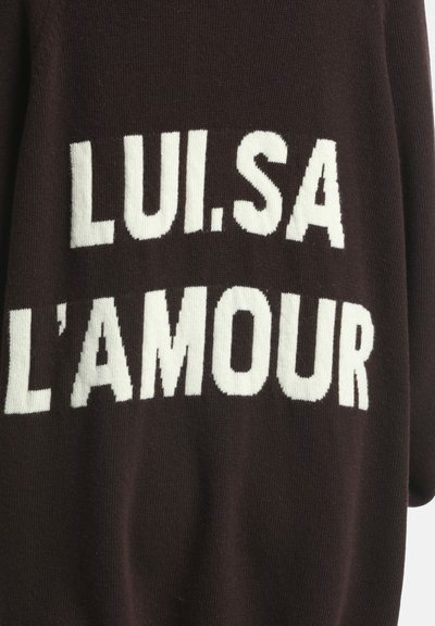 Tmavohnedý pletený sveter s veľkým bielym textom: "LUI.SA L'AMOUR" výrazne zobrazeným na prednej strane. Hladká textúra, pohodlný dizajn.