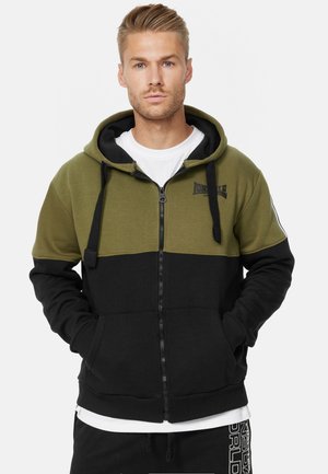 Bluza z kapturem na zamek błyskawiczny w kolorze oliwkowym i czarnym, wykonana z materiału z domieszką bawełny, z kieszeniami z przodu oraz detalem logo na torsie.
