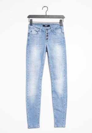 Jeans skinny in denim azzurro chiaro con finitura sbiadita, cinque tasche e chiusura con bottoni. Appesi a una gruccia di plastica nera su sfondo bianco.