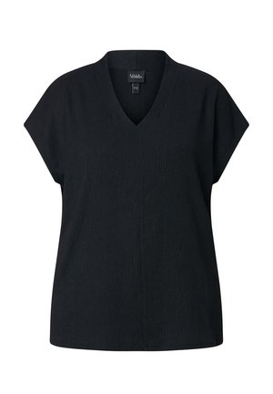Schwarze Kurzarmbluse mit V-Ausschnitt und strukturiertem Stoff, die eine lockere Passform aufweist und ein kleines inneres Markenetikett am Kragen hat.