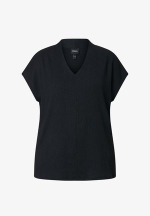 Schwarze Kurzarmbluse mit V-Ausschnitt und strukturiertem Stoff, die eine lockere Passform aufweist und ein kleines inneres Markenetikett am Kragen hat.