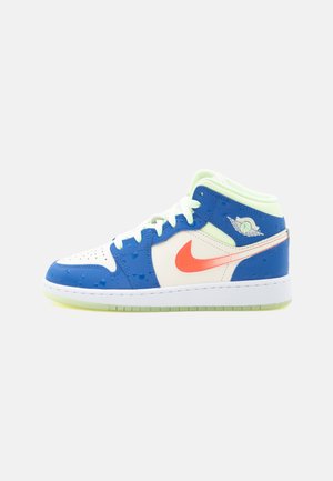 Vysoké tenisky s bielymi, modrými a neónovo zelenými akcentmi a oranžovým logom Nike, so perforovanou špičkou a krídelným logom pri členku.