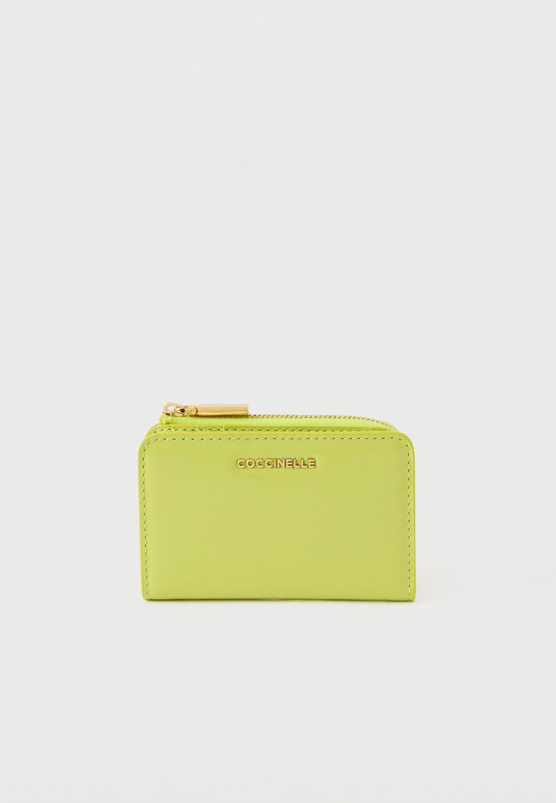 Πορτοφόλι από δέρμα σε λάιμ πράσινο χρώμα με φερμουάρ, διακοσμημένο με λογότυπο σε χρυσό τόνο μπροστά και λεία επιφάνεια με διακριτικές ραφές.