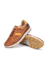 Sneaker in pelle marrone con accenti gialli e blu navy. Design perforato, lacci davanti e suola testurizzata con macchie grigie.