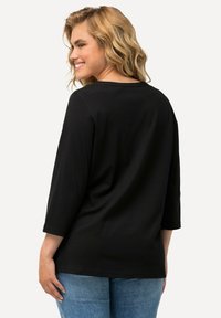 Ulla Popken À COL EN V ET MANCHES 3/4 IMPRIMÉ NOM DE VILLE - Longsleeve - noir