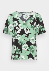 Blusa preta com padrão de flores em verde e branco, com flores de tamanho grande, mangas curtas e decote em V. Textura de tecido suave.
