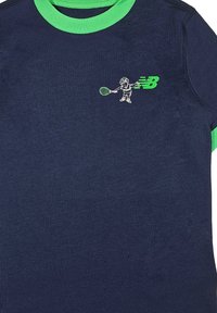 T-shirt in cotone navy con colletto verde a costine. Presenta una piccola grafica di un giocatore di tennis bianco e un logo "NB" verde. Design a maniche corte.