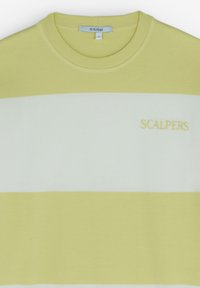 Sweatshirt a girocollo a righe gialle e bianche, con collo a coste, realizzato in morbido cotone e dotato del logo ricamato "SCALPERS".