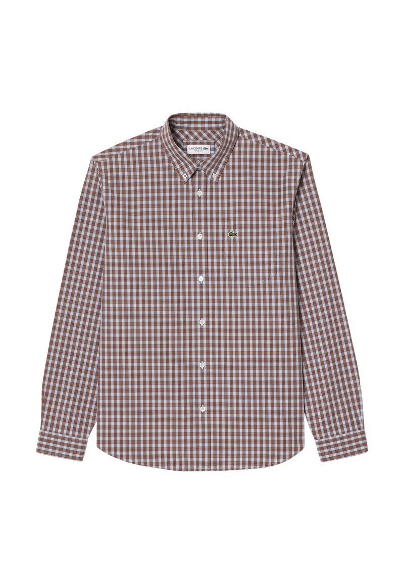 Chemise à manches longues à carreaux bruns et bleu clair avec un col boutonné, une poche avant et un logo Lacoste brodé sur la poitrine gauche.