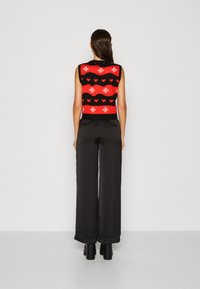 ONLY ONLXMAS HEART V NECK VEST - Džemperis - black/poppy red/green bee