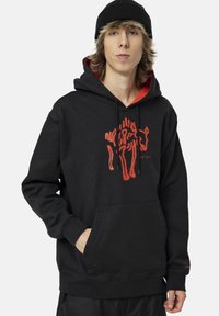 Felpa nera con cappuccio in cotone, con una grafica di una mano rossa sul davanti, coulisse regolabili e tasca a marsupio.