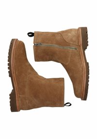 Botas de ante marrón hasta el tobillo con cremallera lateral, suela de goma y una asa en la parte posterior. Presentan una superficie texturizada y una silueta moderna.