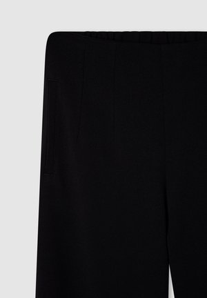 Pantaloni neri su misura con una texture liscia, vita elasticizzata e tasche laterali, dal design pulito e minimale.