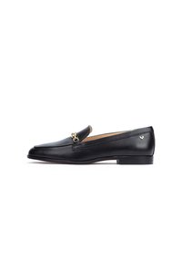 Mocasín de cuero negro con un bajo tacón rectangular, con un acento de cadena en tono dorado y un acabado liso y pulido.