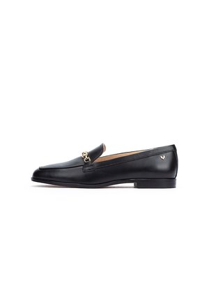 Mocasín de cuero negro con un bajo tacón rectangular, con un acento de cadena en tono dorado y un acabado liso y pulido.