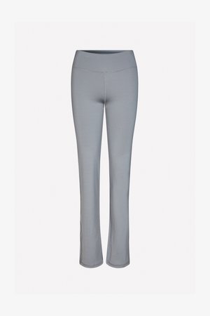 Graue Stretch-Leggings mit einem mittelhohen Bund, taillierter Passform und ausgestellten Beinen. Glatte Textur und minimale Nähte.