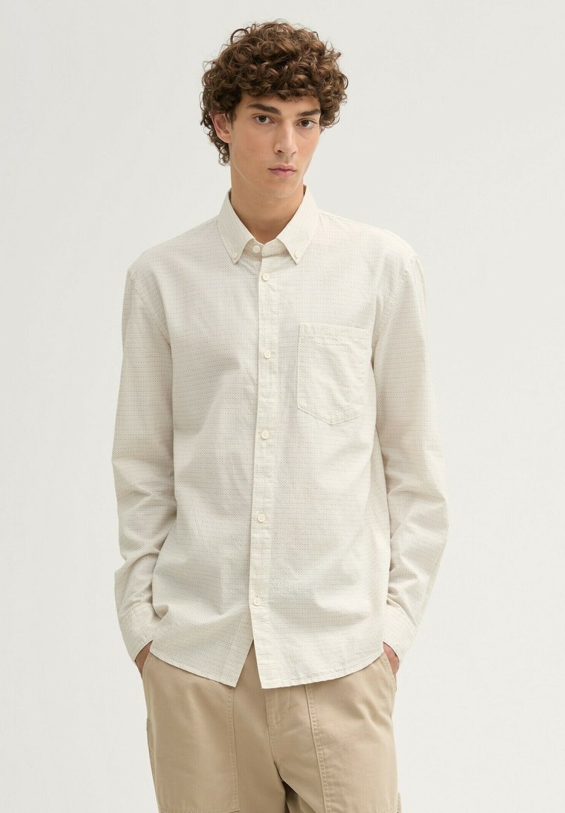 Helles, kariertes Hemd mit subtilen Quadraten, ausgestattet mit einer Brusttasche, langen Ärmeln und einem klassischen Kragen.