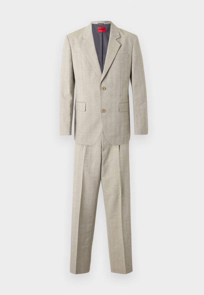 Costume homme beige deux pièces avec blazer à revers cranté, deux boutons, poches à rabat et pantalon plissé assorti.