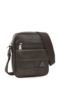 Bolso mensajero de cuero marrón con un acabado texturizado, correa ajustable, bolsillo frontal con cremallera y un parche con logo triangular. Diseño compacto.