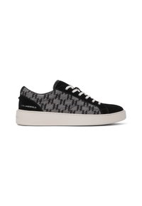 Sort og grå sneaker med en tekstureret overdel med et geometrisk mønster, hvide snørebånd og en cremede sål.