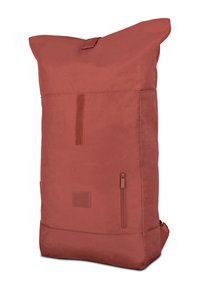 Sac à dos haut couleur rouille avec fermeture roulante, poche zippée verticale à l'avant et détail bande velcro.