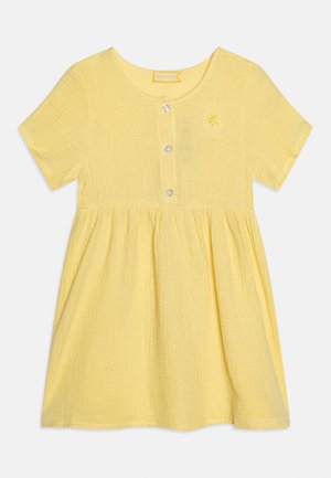 Vestido amarillo de manga corta para niño pequeño con tres botones delanteros, escote redondo, cintura fruncida y pequeño bordado de flores en el pecho.