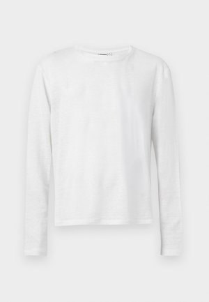 Hvit langermet genser med rund hals, ensfarget design, henger flatt mot en lys grå bakgrunn.