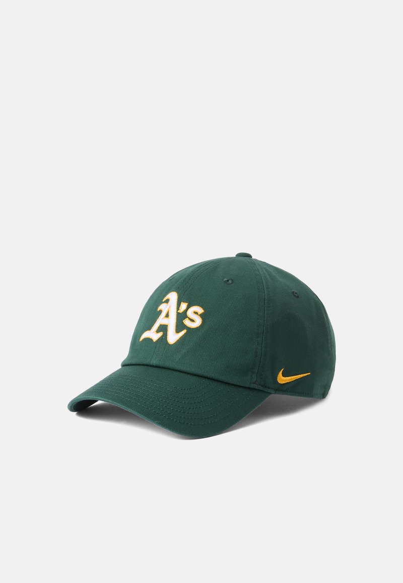 Grønn baseballcap med brodert gult "A's"-logo og Nike-merke. Har en buet skjerm og ventilasjonsåpninger. Laget av bomullsmateriale.