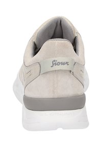 Hellgraue Wildleder-Sneaker mit gepolstertem Kragen, Mesh-Futter und einer leichten weißen Sohle mit grauen Akzenten sowie einem Markenlogo an der Ferse.