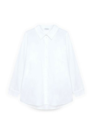 Camisa blanca de manga larga abotonada, con cuello puntiagudo y puños abotonados, colocada plana sobre un fondo blanco.