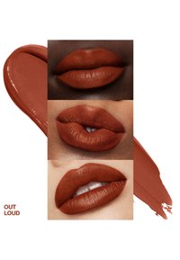Trois images en gros plan de lèvres arborant un rouge à lèvres mat couleur rouille-rouge. Accompagnées d'un échantillon de la même teinte sur le côté. Texte : "HAUT ET FORT."