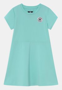 Turkusowa sukienka z krótkim rękawem, okrągłym dekoltem, dopasowanym topem i rozkloszowaną spódnicą, z okrągłym, nadrukowanym logo na piersi.