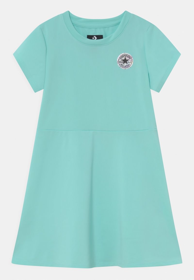 Turkusowa sukienka z krótkim rękawem, okrągłym dekoltem, dopasowanym topem i rozkloszowaną spódnicą, z okrągłym, nadrukowanym logo na piersi.