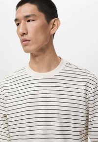 Weiß gestreites T-Shirt mit dünnen schwarzen Horizontalstreifen, rundem Ausschnitt und kurzen Ärmeln. Glattes Material mit lockerer Passform und einfachem Design.