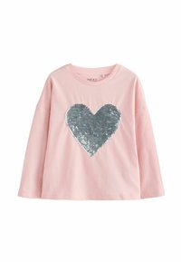 Lichtroze lange mouwen T-shirt met een groot zilver en teal pailletten hartontwerp aan de voorkant. Gemaakt van zachte katoenstof.