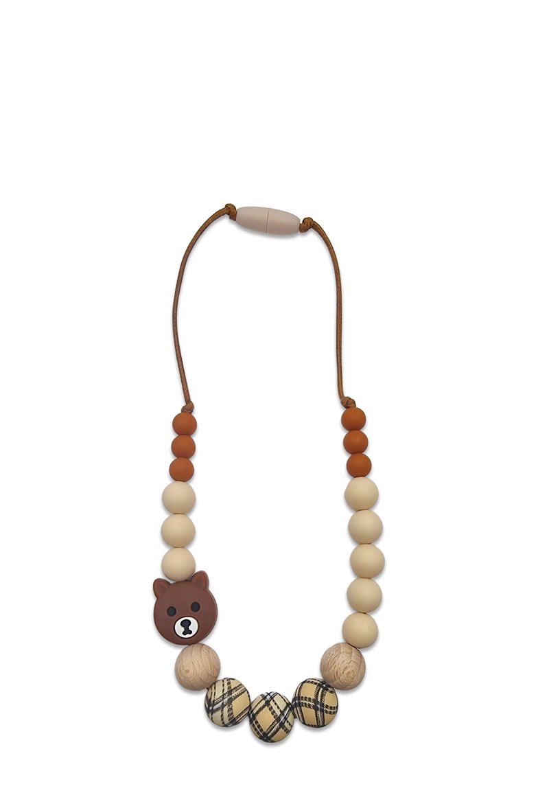Collana di perline con un ciondolo a forma di orso bruno, caratterizzata da perline in silicone color sabbia, arancione e beige, e perline di legno con un motivo a quadri neri.